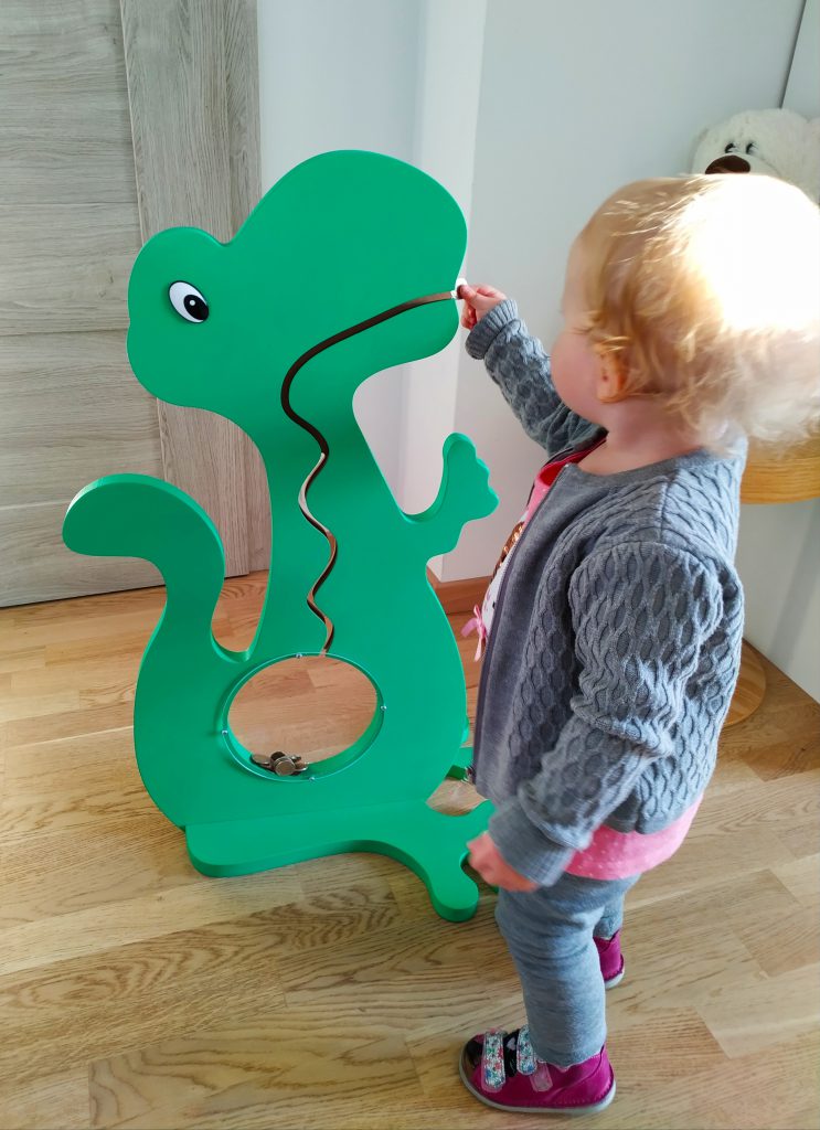 zielona drewaniana skarbonka dinozaur
