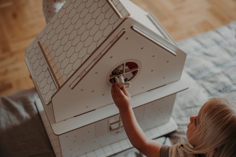 drewniany domek dla lalek milin