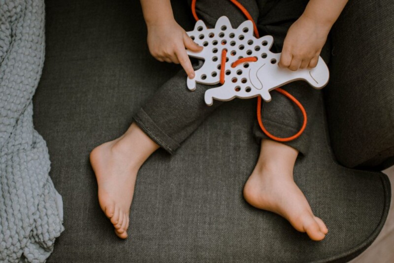 dinozaur drewniana nawlekanka przeplotka przeplatanka milin