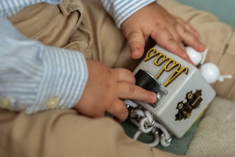 kostka manipulacyjna kostka sensoryczna dla dzieci z imieniem