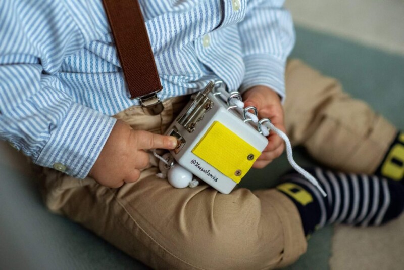 drewniana kostka manipulacyjna z imieniem