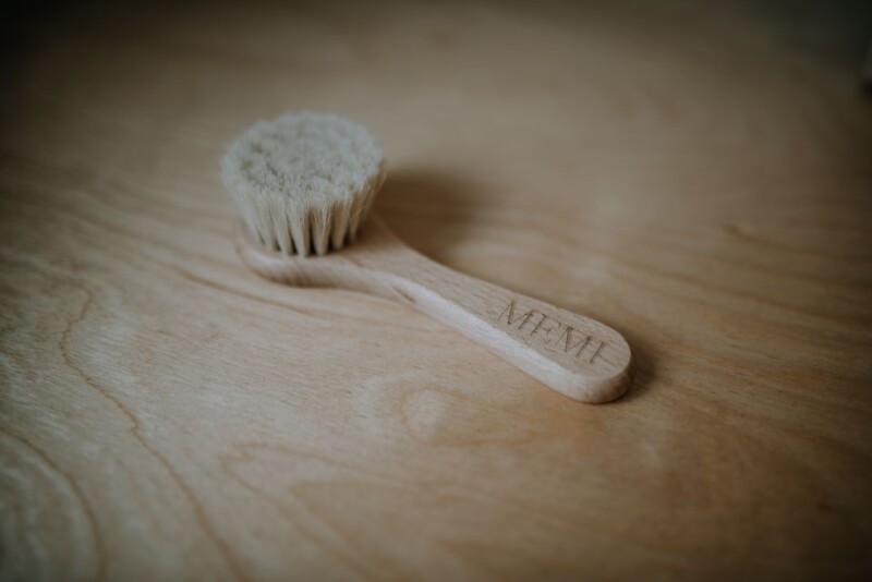szczoteczka na ciemieniuchę z włosia koziego memi