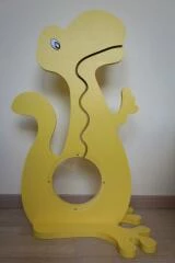 żółta drewniana skarbonka dinozaur