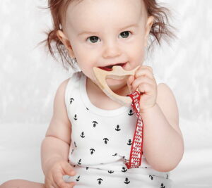 lullalove rybka gryzak z drewna z zawieszka lullalove rybka gryzak z drewna z zawieszka