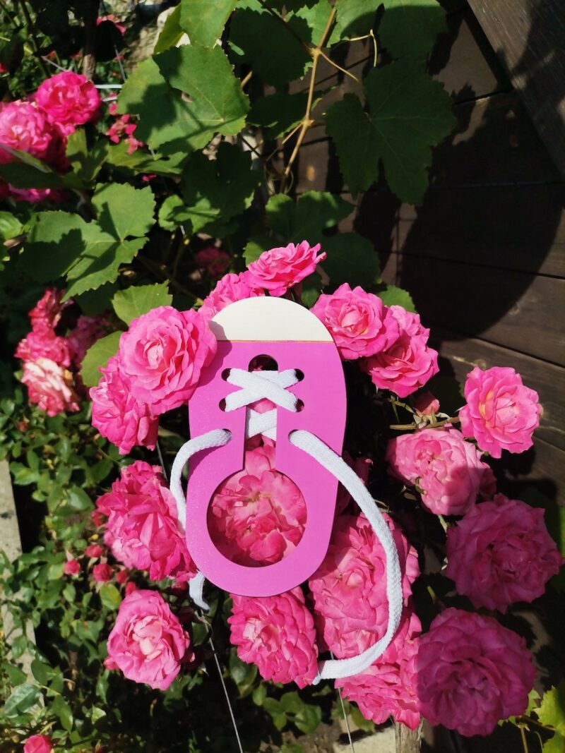 różowy but do nauki wiązania